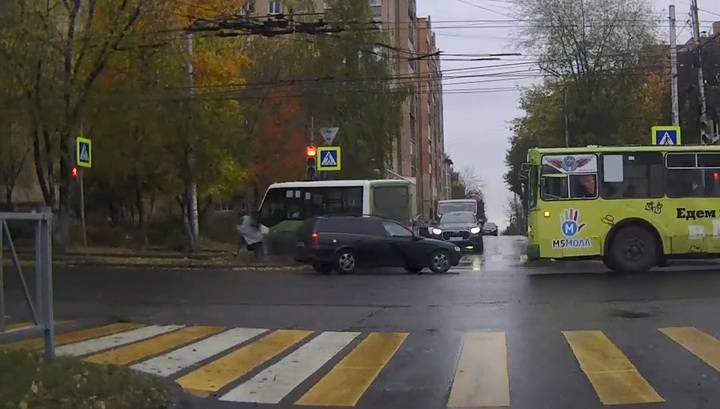 Автобус сбил на тротуаре