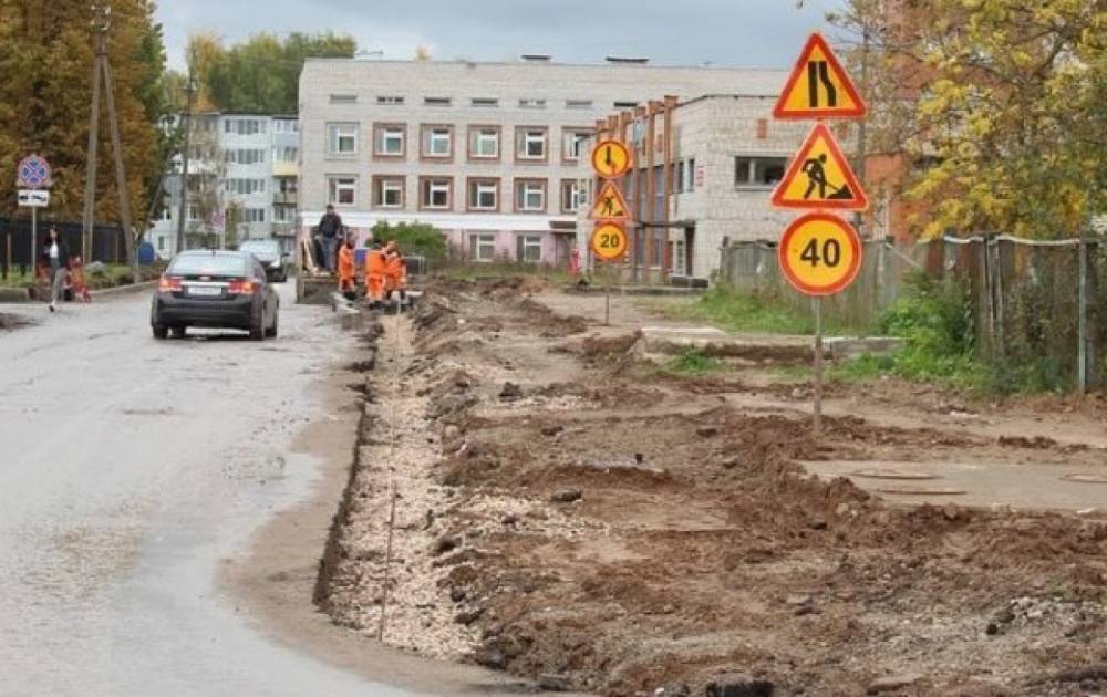 Улица ведшая. Отремонтировали дороги к больницам. Лагерная улица Псков. Реконструкция дорог у роддома Псков.