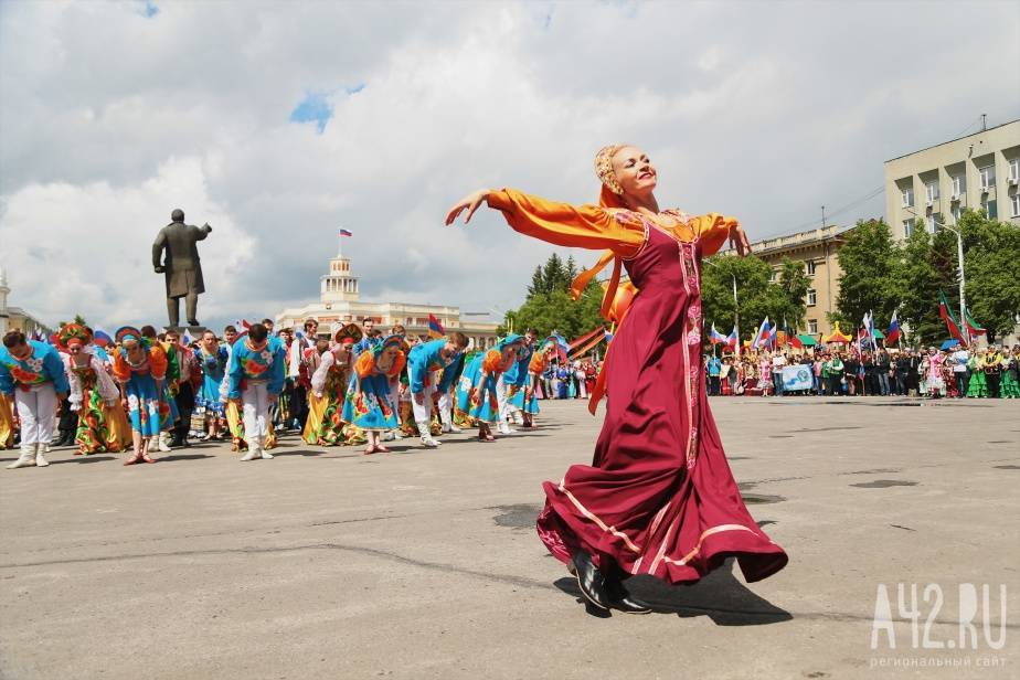 Население кемеровская. Кемерово население. Дружба народов Кемерово. Парад Кемерово 2020. Население ке.