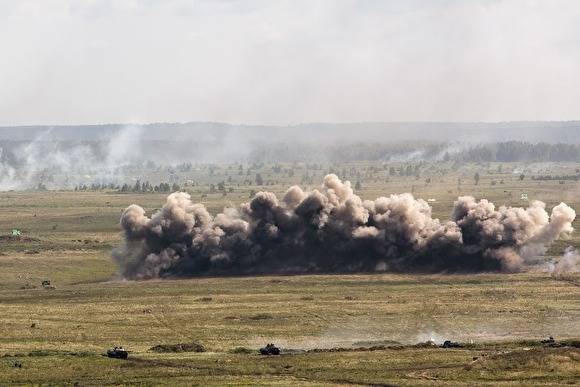 Слышны звуки взрывов. Звуки взрывов и стрельбы. Канонада. Грохот канонады.