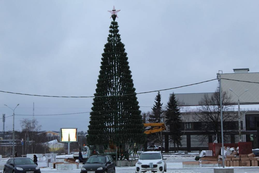 Елки карелия. Петрозаводск елка на площади Кирова. Елка на Кирова Петрозаводск. Петрозаводск площадь Кирова с ёлкой 2020. Киров Центральная елка.