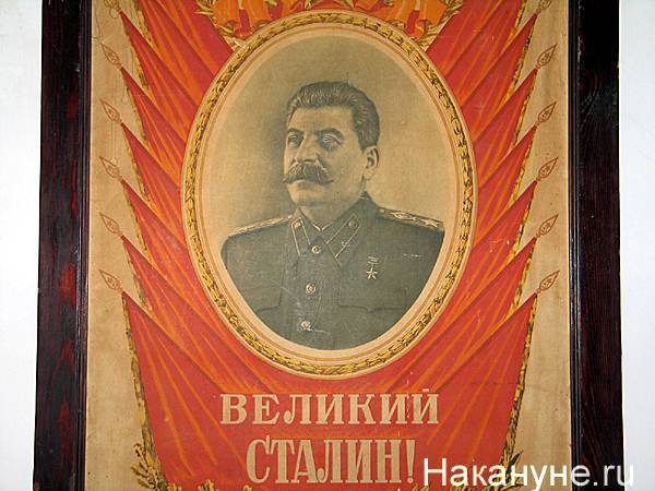 День рождения сталина. С днём рождения Великого Сталина. Открытки с днём рождения Сталина 140 лет. Генералиссимус Сталин день рождения. День рождения Сталина фото.