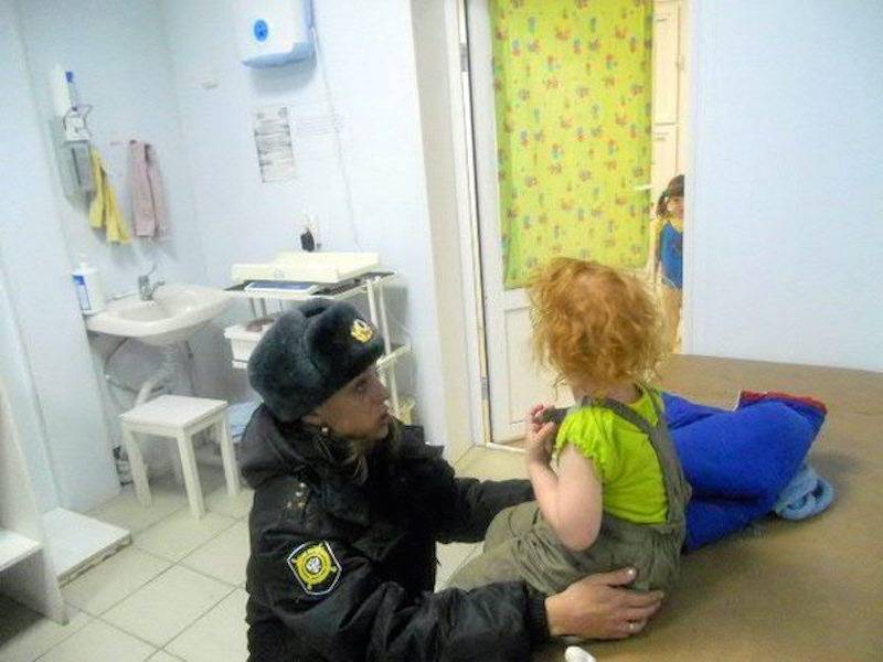 Отобрание ребенка при непосредственной угрозе его жизни. Полицейский забирает ребенка. Забирать ребенка. Полицейские забирают малышей.