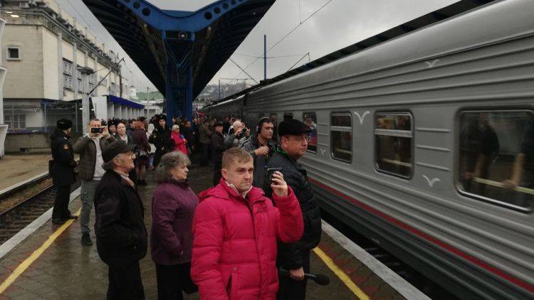 Санкт петербург севастополь поезд. Первый поезд в Крым. Пассажирский поезд Санкт-Петербург Севастополь. Поезда Севастополь. Пассажирский поезд в Севастополь.