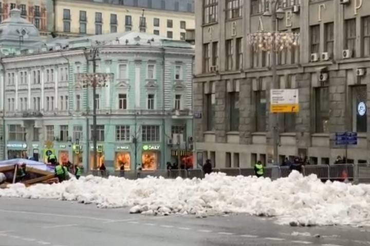 Объясняем москва. Снег везут в Москву.