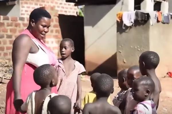 Мама уганда. Мариам Набатанзи Бабирье. Мариам Набатанзи из Уганды. Самая многодетная мать в мире Уганда.