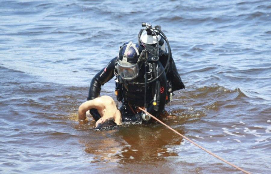 Несколько дней на воде. Водолазы достают тела из воды. Водолаз в реке.