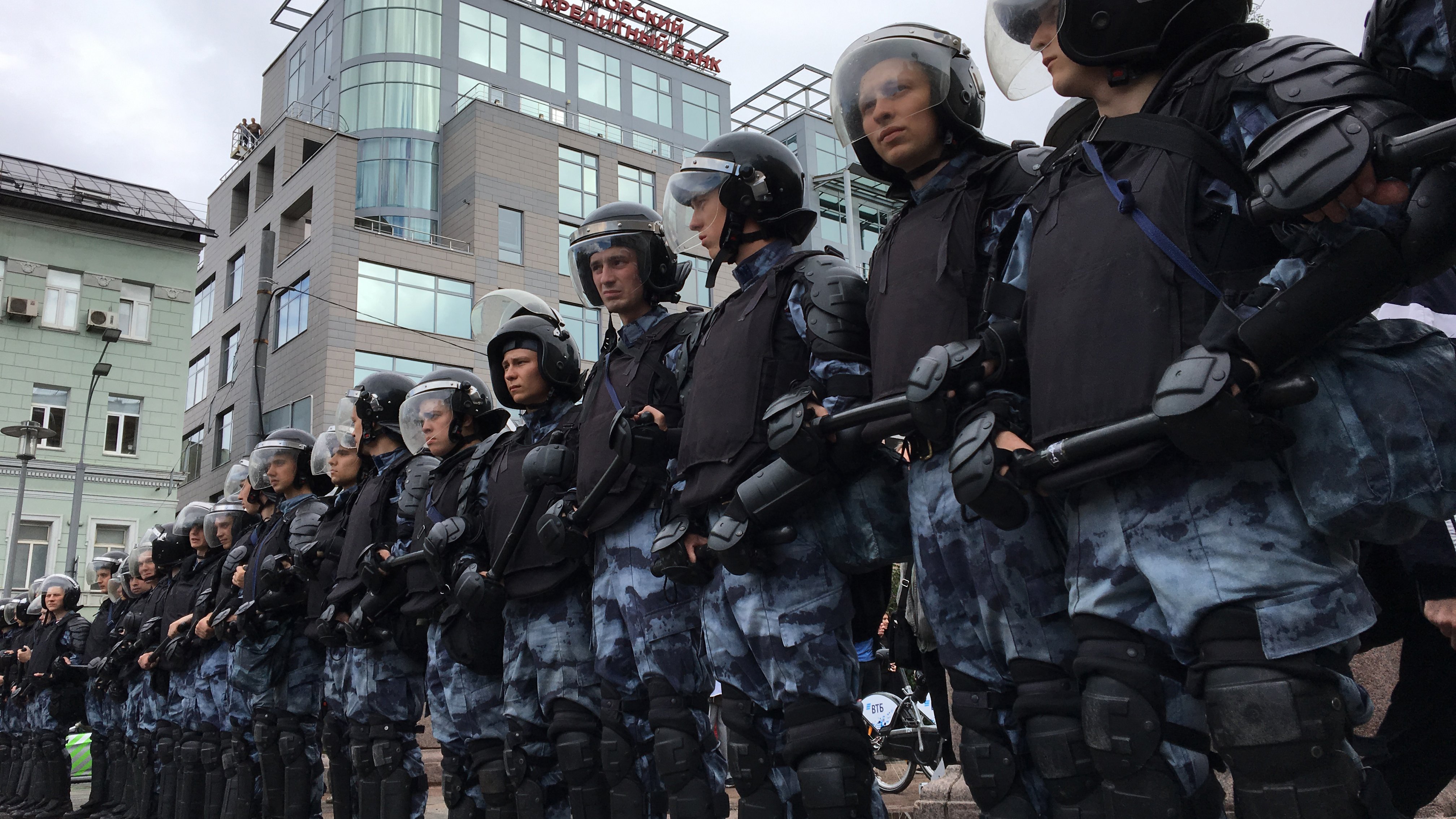 Полиции государства. Росгвардия на митинге в Москве. Толпа полицейских.