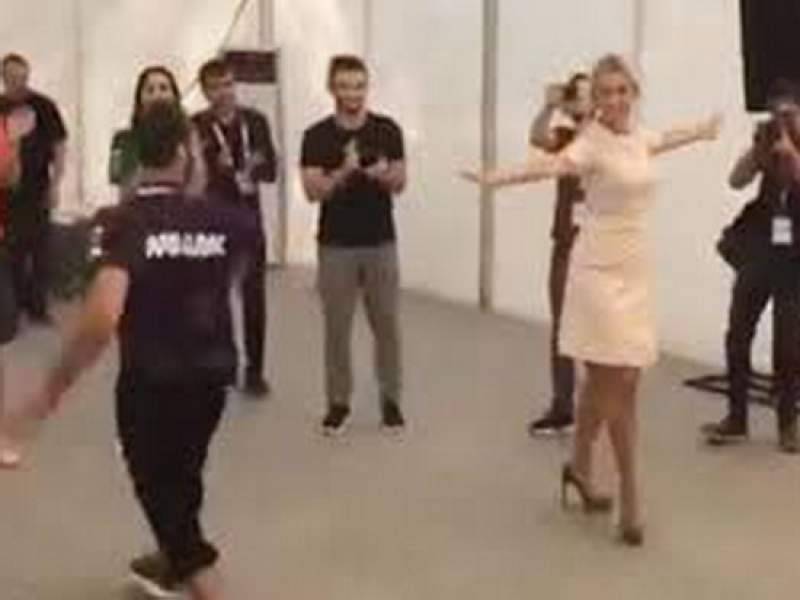 Видео танцующей захаровой. МИД Захарова танцует. Захарова танцует Калинку.