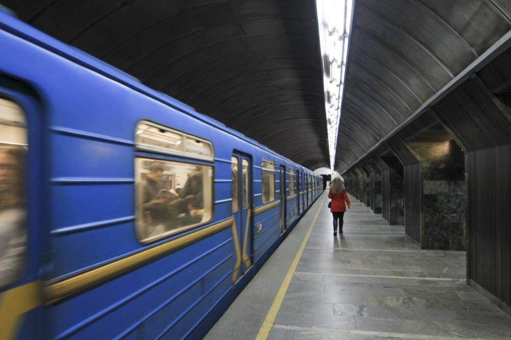 Метро язык. Интервал в Киевском метро. Интервал поездов в Московском метро. Показать метро руками. Таджикский язык в метро.