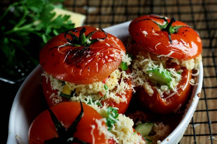 Самые вкусные помидоры рецепт фото. Фаршированные помидоры черри. Помидоры запеченные с сыром. Запеченные помидоры с тунцом и сыром. Запеченные помидоры под сыром.