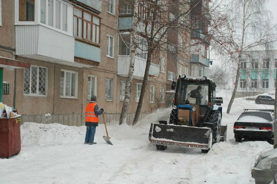 Очистка двора от снега. Трактор для уборки снега. Расчистка дворов. Уборка двора. Уборка снега трактором во дворе.