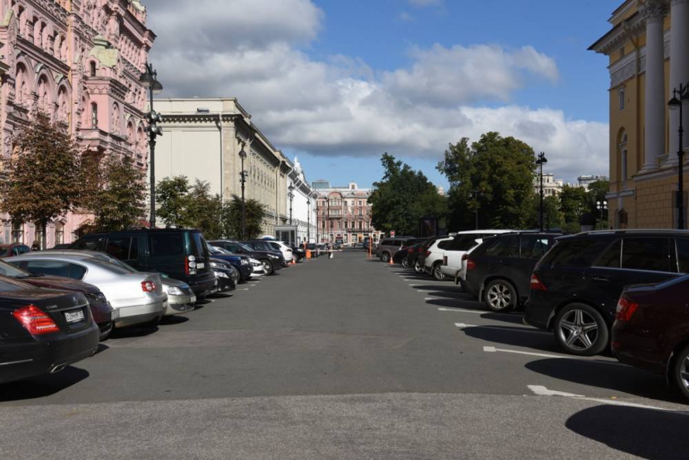 Питер парковки на новогодние. Питер стоянка. Парковка у Александринского театра СПБ. Невский проспект парковка. Припаркованные машины в центре СПБ.