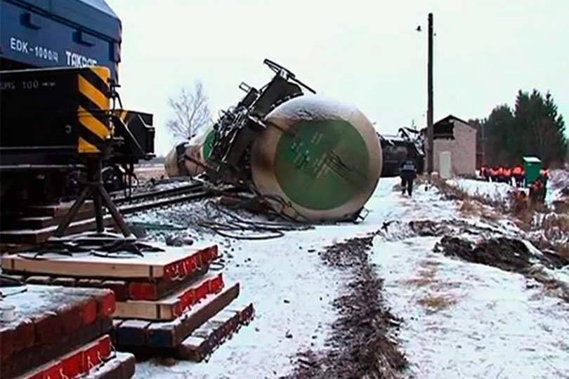 Автокран врезался в поезд. Цистерна для химикатов. Цистерна перевернулась. Крушения цистерн химикатами.