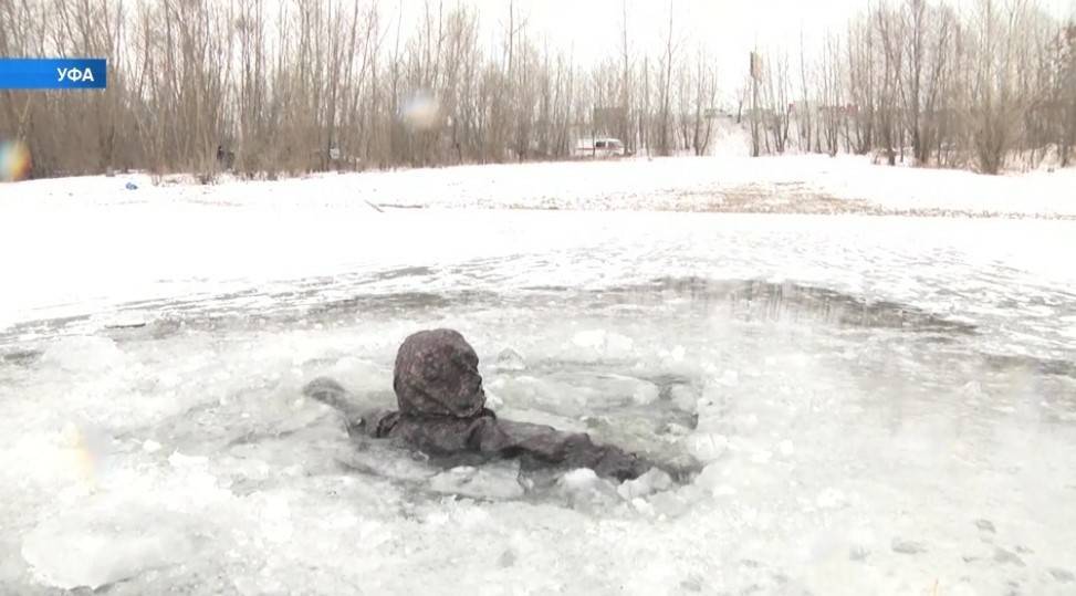 Под ледяной своей корой ручей немеет. Девушка провалилась под лед. Полуторка провалилась под лед. Фильм ведьма провалилась под лед. В Коми провалился под лед ППУ.