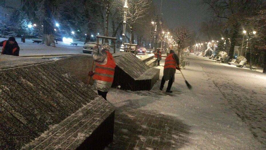 Снег в алматы. В Алматы выпал снег. Алматы город снег. В ночь выпал снег. 26 28 29 Снег.