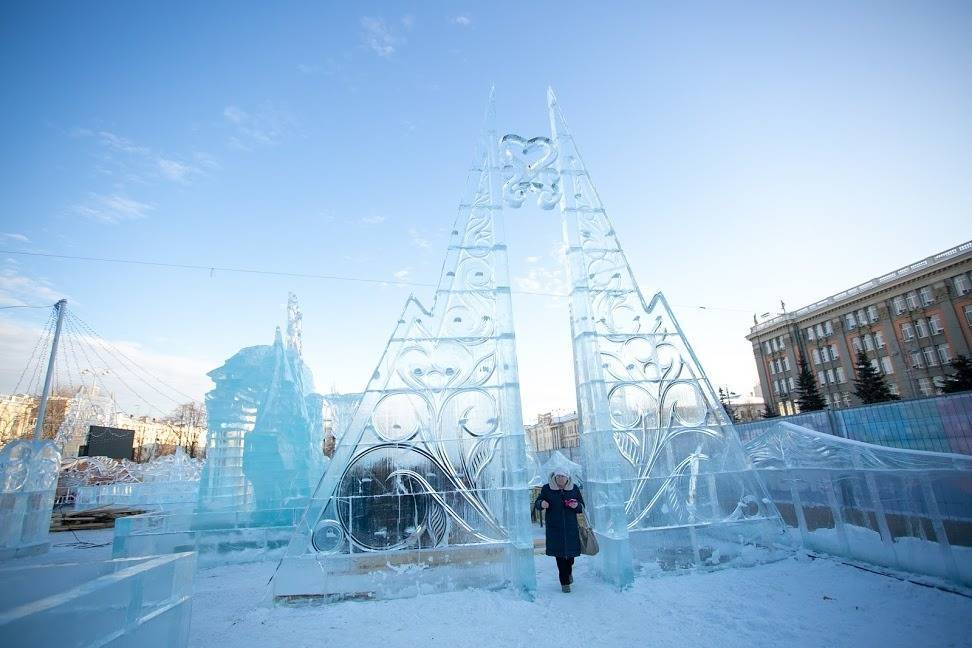 Ледовая 2. Ледовый городок Асбест. Ледовый городок высокая гора. Городок ледяной в Асбесте. Фото строительство ледового городка в Екатеринбурге.