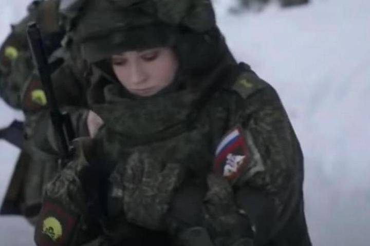 Военнослужащие женщины пособие. Солдат прикрывает ребенка Genshin. В России вдвое увеличат поддержку женщин-военнослужащих с детьми. Солдат закрывает девочку щитом.