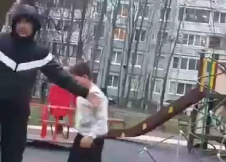 Избили мужчину в спб. Петербурге мужчина избил семью. Разбитая рука 11 летнего мальчика. 17 Летний парень в СПБ дерется со всеми.