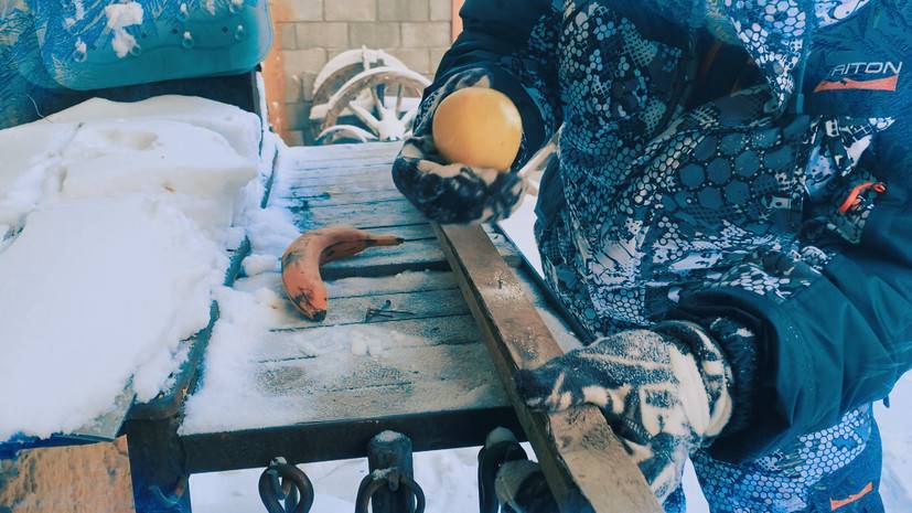 Проверка на прочность: якутянин забивает гвозди фруктами на улице в -53 °C - russian - респ. Саха