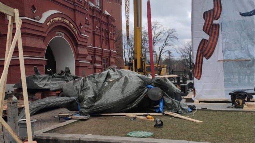 Осквернили памятник жукову. Памятник Жукову на Манежной площади. Памятник маршалу Жукову в Москве. Новый памятник Жукову в Москве. Памятник Жукову у исторического музея в Москве.