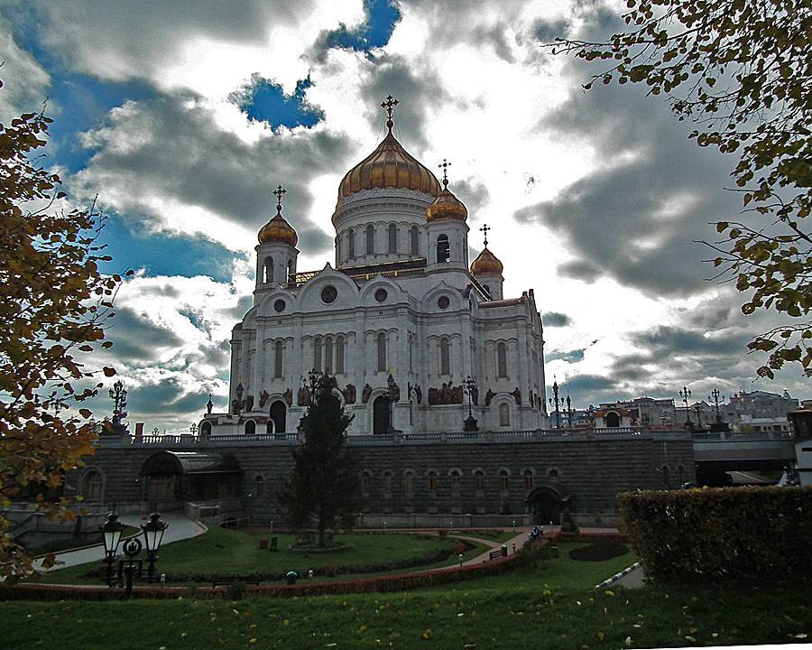 Храм христа представления. Храм Христа Новгород. Храм Христа Спасителя осень. Храм Христа Спасителя в Москве осенью. Храм Христа Спасителя в Москве фото осень.