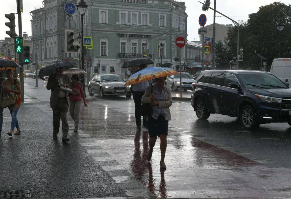 Дождь в москве сегодня. Дождь в Москве. Ливень фото. Ливень в Москве. Дождь на улице.