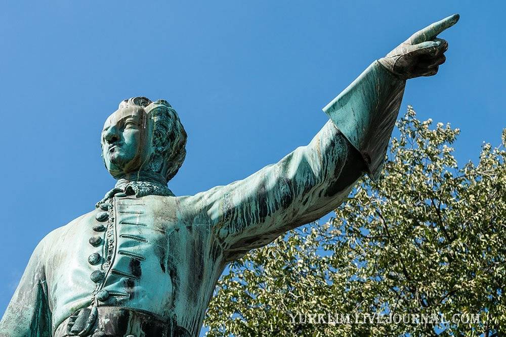 Памятник карлу. Карл 12 памятник в Стокгольме. Памятник Карлу XII,В Швеции. Памятник Карлу 12 в Швеции. Памятник Карлу 12 в Стокгольме указывает на Россию.