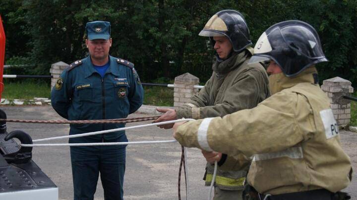 Пожарные стандарты. Арсланов МЧС ВНИИПО. Спасательная веревка МЧС. Испытание веревки пожарной спасательной. Спасательная веревка испытывается.