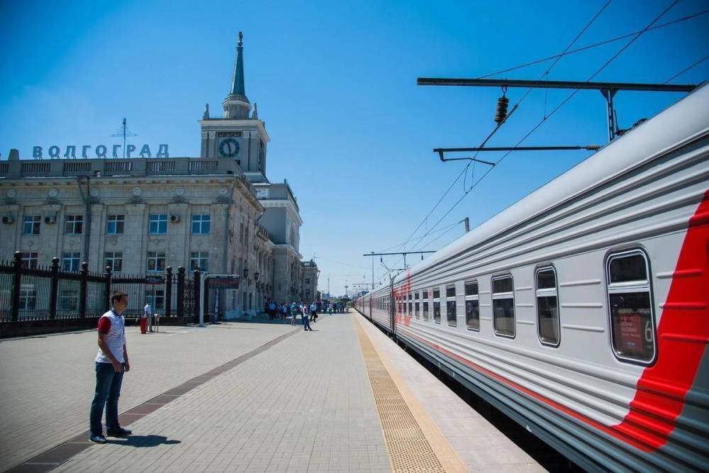 Поезд 1 волгоград. Железная дорога Волгоград Крым. Поезд Волгоград. Поезд Волгоград Крым. Поезда РЖД В Волгограде.