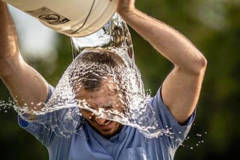 Лить воду. Обливание водой. Обливание из ведра. Обливаться холодной водой. Человек обливается водой.