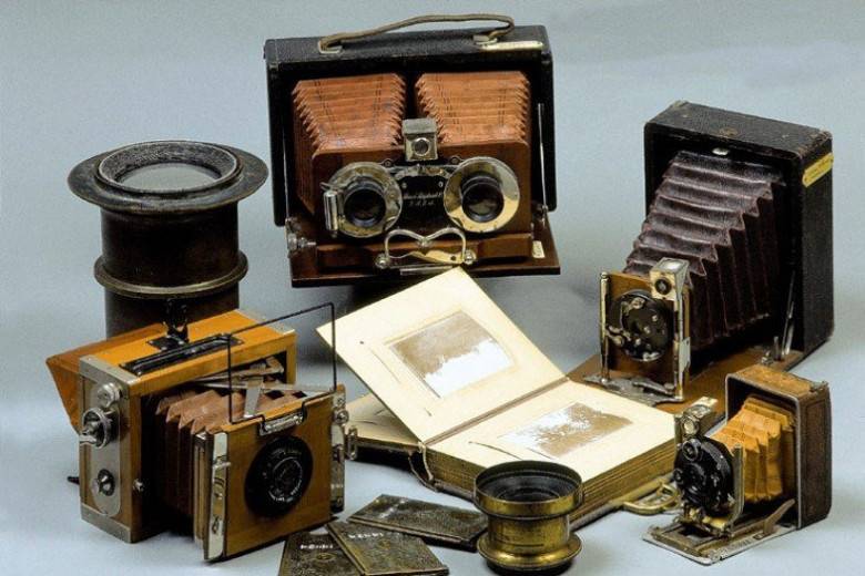 Сообщение истории фотографии. Фотоаппарат Сэттона 1861. Старый фотоаппарат. Первый фотоаппарат. Фотоаппарат 19 века.
