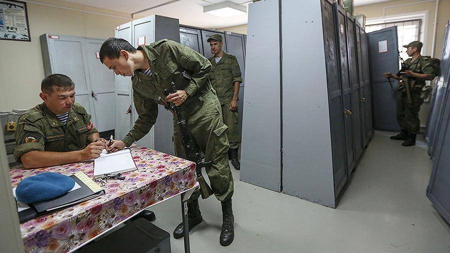 Военным запрещено. Власть в армии. Разряды военных ВДВ. Начальник который наводит порядки в армии. Солдаты у карты совещаются.