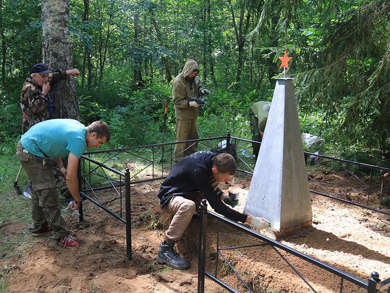 Воинское захоронение смоленская область. Захоронения в Смоленске. Военное кладбище Смоленск. Восстановление воинских захоронений.