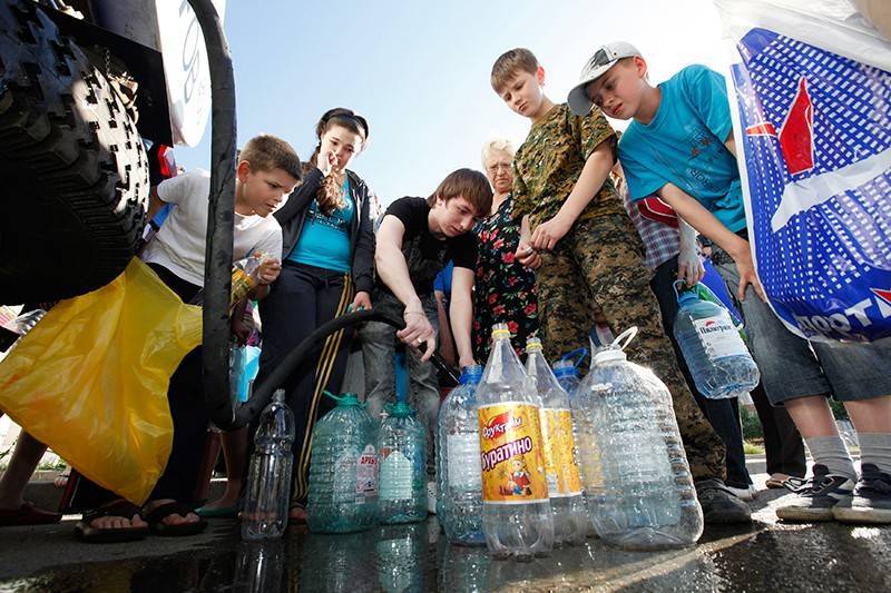 Около 10 тысяч. Геленджик без воды. Жесткие ограничения воды.