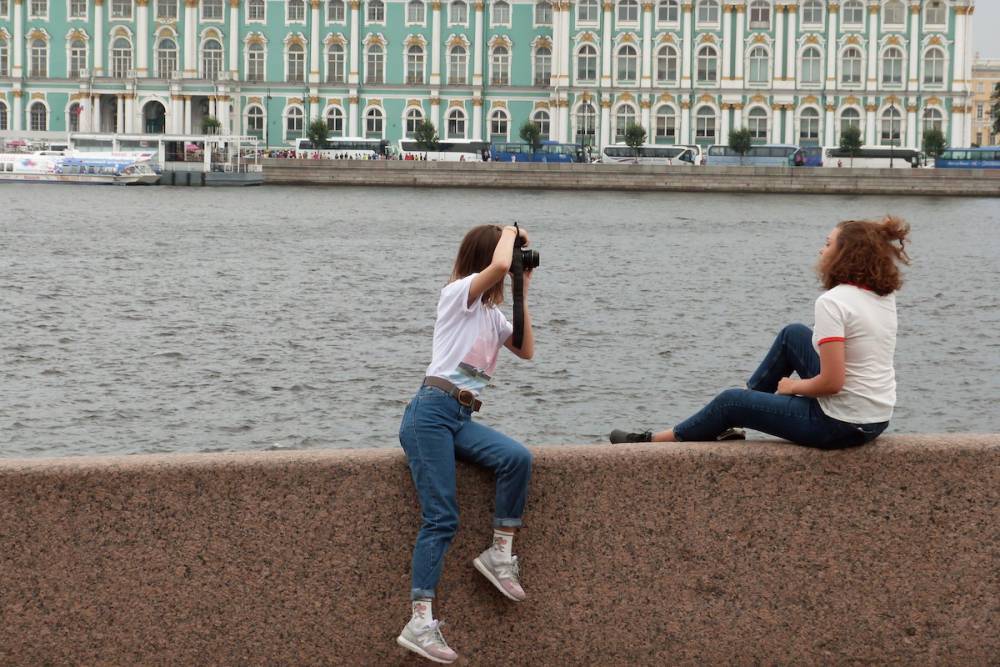 Санкт петербурге региональное. Питер люди. Питер в сентябре для туристов. Фото туристов из Питера. Туристы Питер лето.