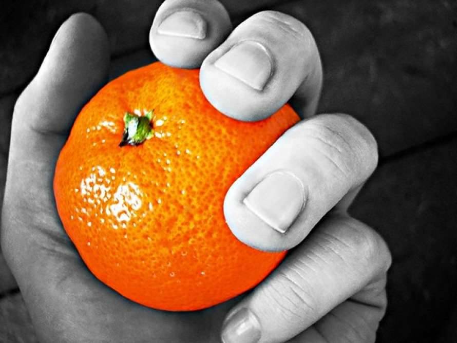Мандарин 36. Апельсин в руке. Мандарин в руке. Апельсин на ладони. Мандарин на ладони.