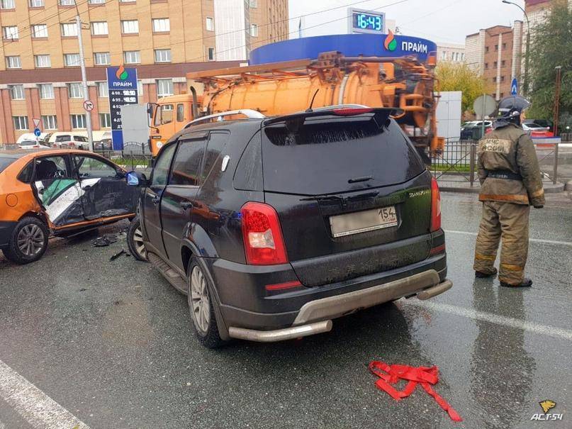 Новости аст новосибирск сегодня. Авария Volkswagen Polo Новосибирск. ДТП С участием Фольксваген в Новосибирске. Авария на Владимировской Новосибирск сегодня. Комендантский Плесецкая авария каршеринг.