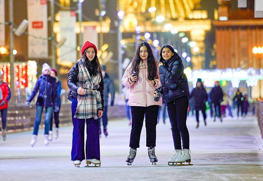 Выходные в москве зимой. Каток на ВДНХ коньки напрокат женские. Каток ВДНХ 2021. Москва зимой 2021. Каток Москва ВДНХ 2021.