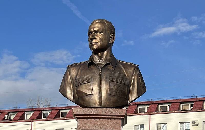 Глав памятники. Памятник Евгению Зиничеву. Памятник Зиничеву в Москве. Памятник Зиничеву в Элисте. Бюст Зиничева.