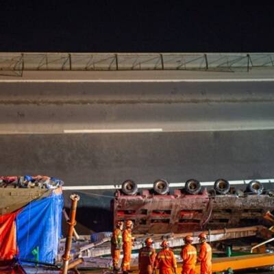 Авария в китае 11 ноября 2020. В Китае рухнул мост. Китай Понтонный мост в провинции Хубей.