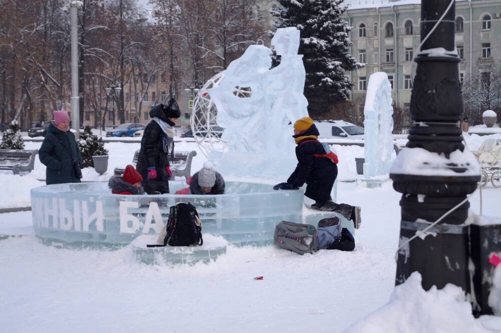 Тайна ледяного сердца дк солдатова. Ледовый городок ДК Солдатова Пермь. ДК Солдатова Пермь 2022. Ледовый городок у ДК Солдатова 2021. Ледовый городок Пермь 2022.