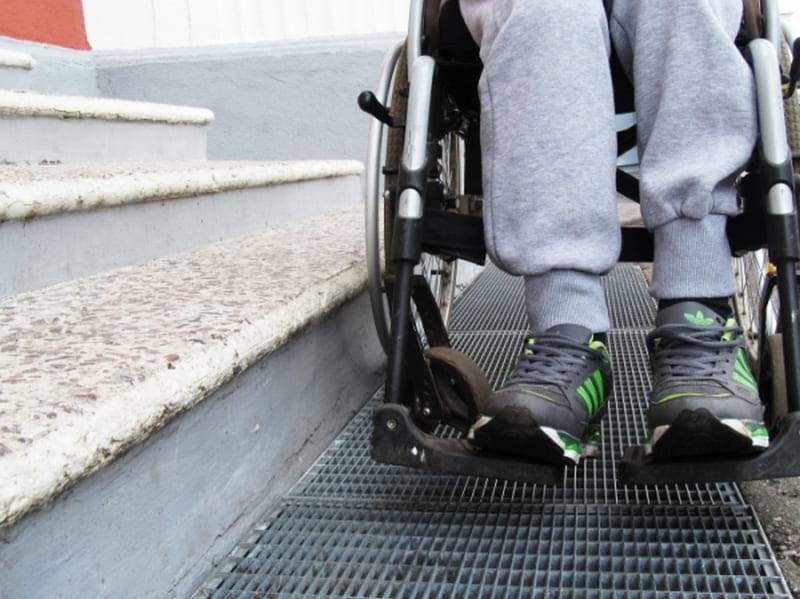 Группы инвалидов доступная среда. Пандусы для инвалидов колясочников. Доступная среда для инвалидов колясочников. Безбарьерная среда для инвалидов. Доступная среда пандусы.
