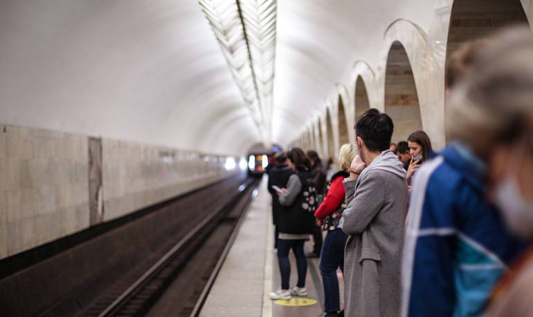 Метро 4 ноября. Закрытие метро Ладожская. Задержка в метро. Человек на путях метро Замоскворецкая. Задержки на синей ветке.