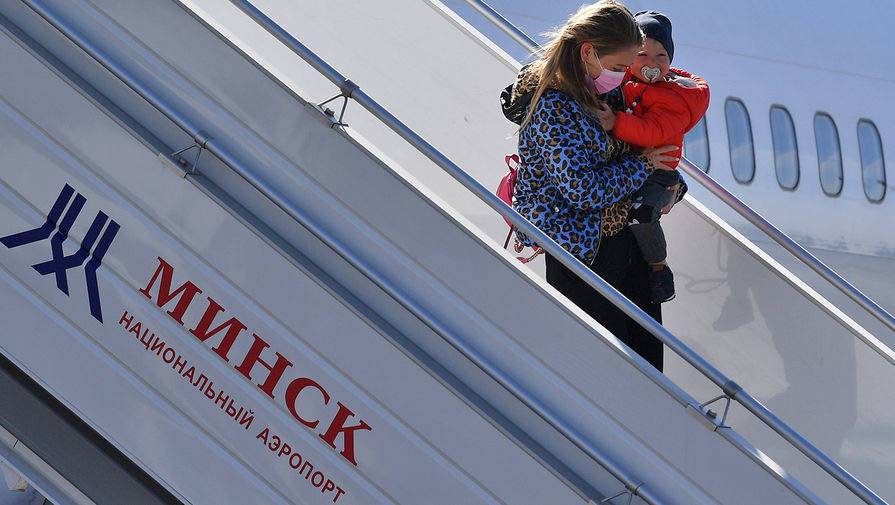 Самолет Ryanair, экстренно посаженный в Минске, покинул аэропорт в 19.00 ▻  Последние новости
