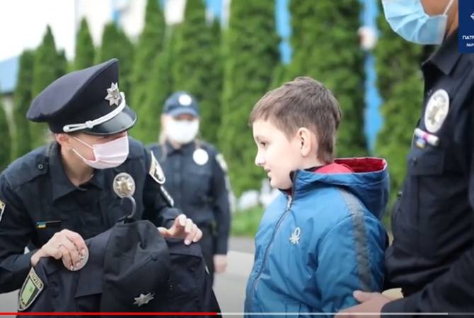 Полицейский рядом пожарный. Полиция рядом с ребенком. Детская мечта стать полицейским. Полицейские осуществили мечту больного мальчика. Я С детства мечтал стать полицейским в 2014 году.