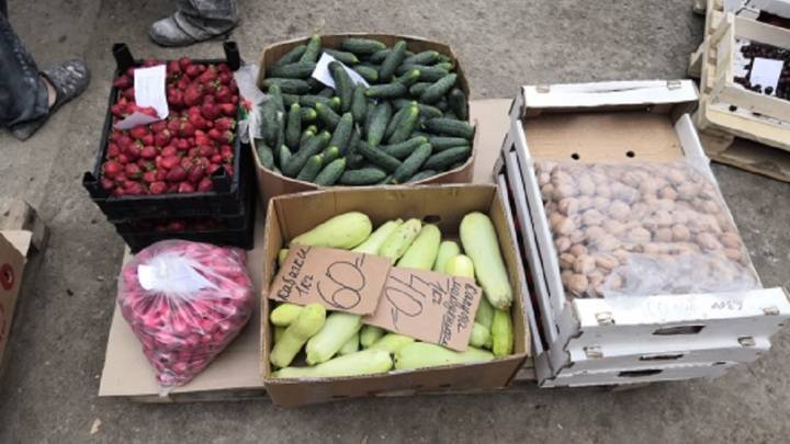 В сумке 5 килограмм овощей. Свыше 11 тонн фруктов и овощей изъяли у уличных торговцев.