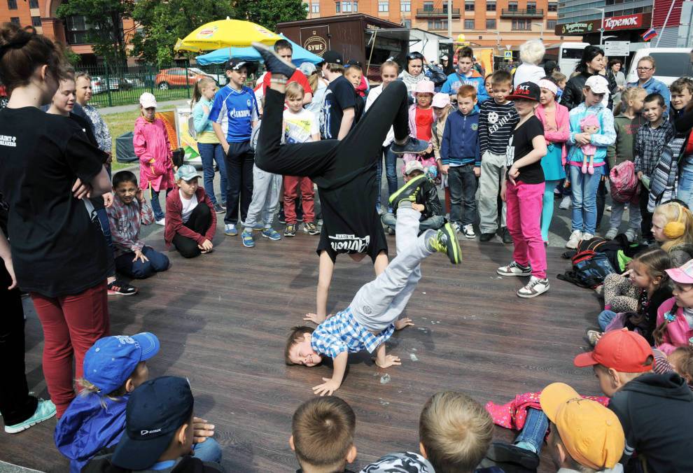 Фестивали в санкт петербурге. Фестиваль уличного искусства. Питер уличный фестиваль. Уличные Художественные фестивали. Уличный фестиваль современного искусства.