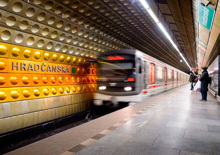 Вечерние подработки метро. Метро Прага поезд. Австрия метро. Метро Вена Австрия. Прага 2002 метро.