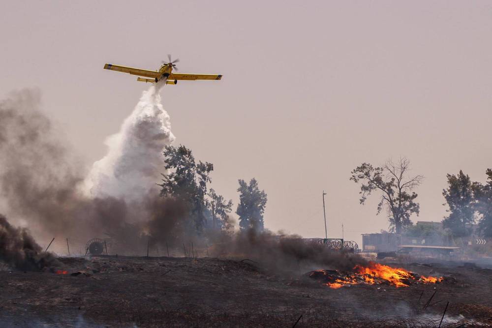 Самолет тушит пожар. Пожар на Кипре. Лесные пожары. Мировой пожар.